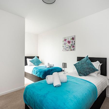 Chiswick Park 3 Bed 3 Bath West London - Parking Apartman Kültér fotó