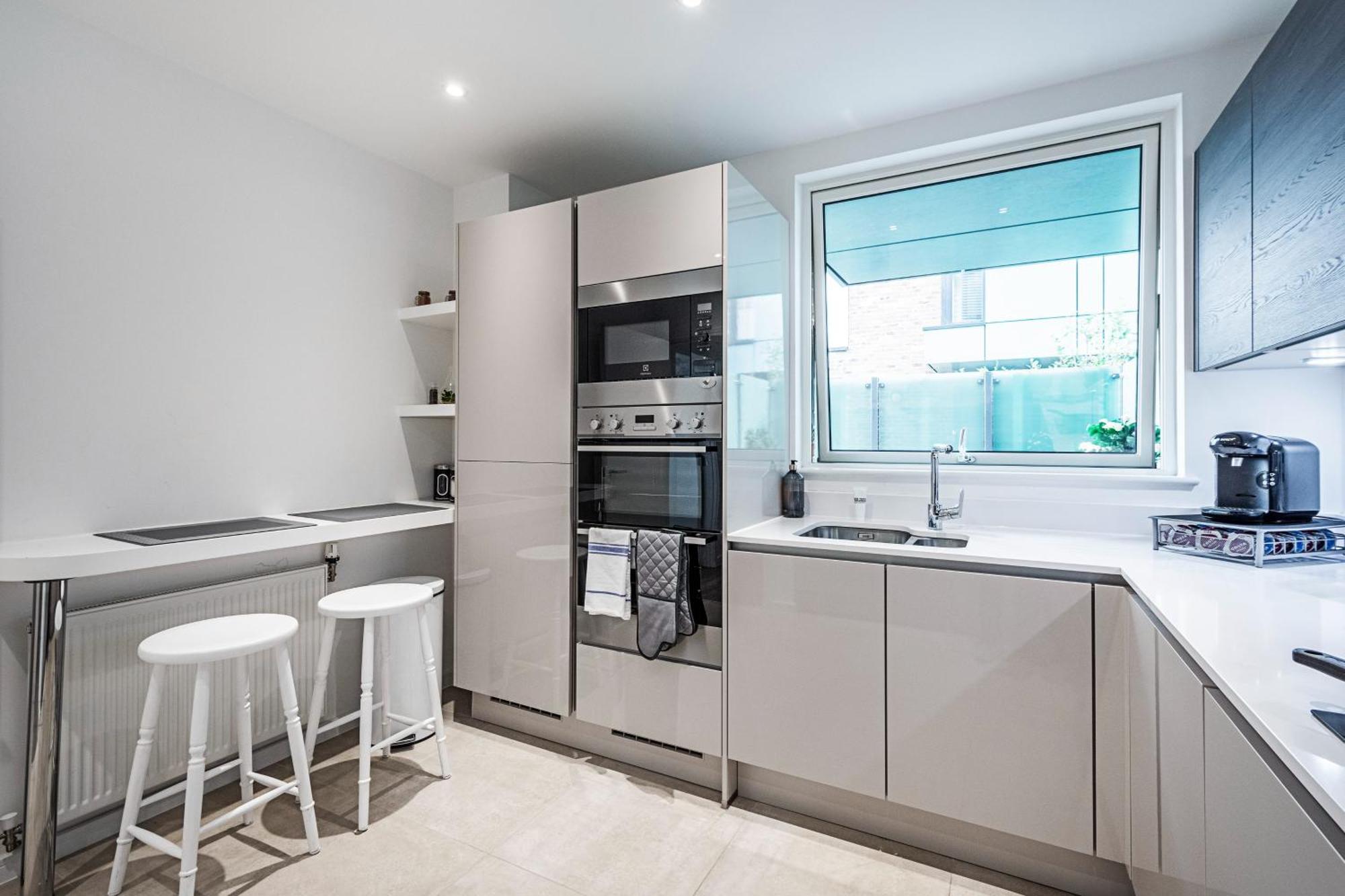 Chiswick Park 3 Bed 3 Bath West London - Parking Apartman Kültér fotó