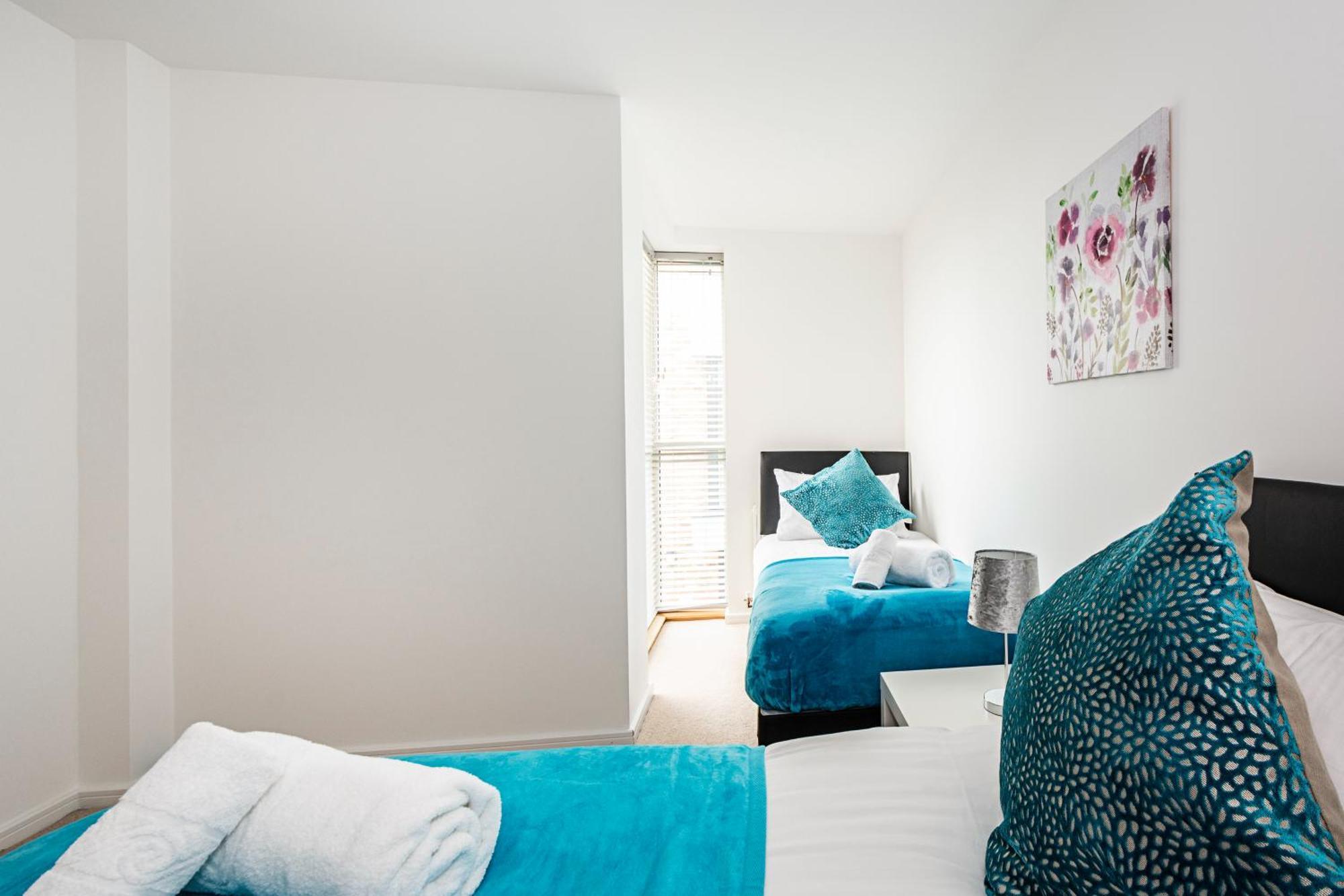 Chiswick Park 3 Bed 3 Bath West London - Parking Apartman Kültér fotó
