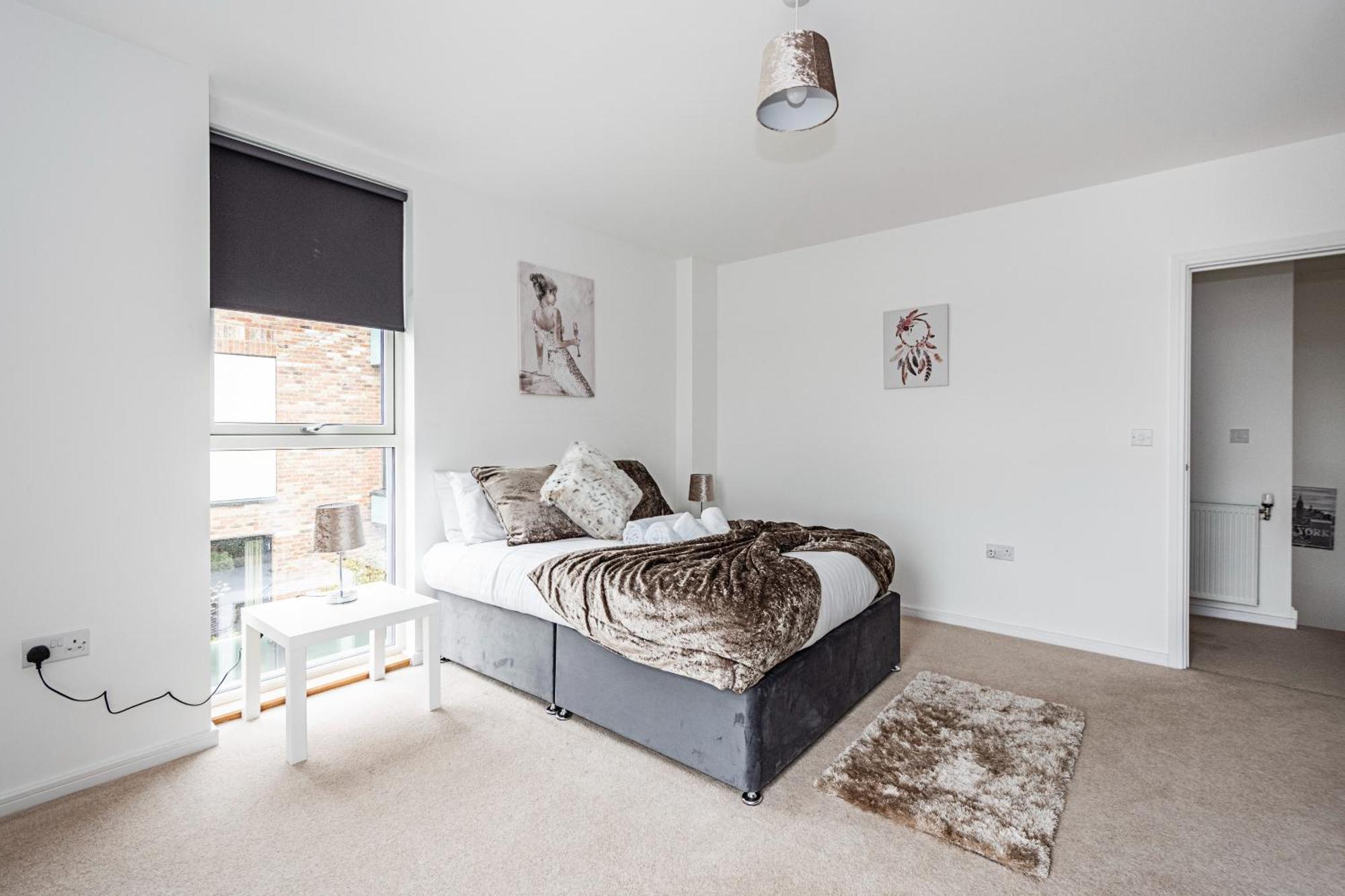Chiswick Park 3 Bed 3 Bath West London - Parking Apartman Kültér fotó