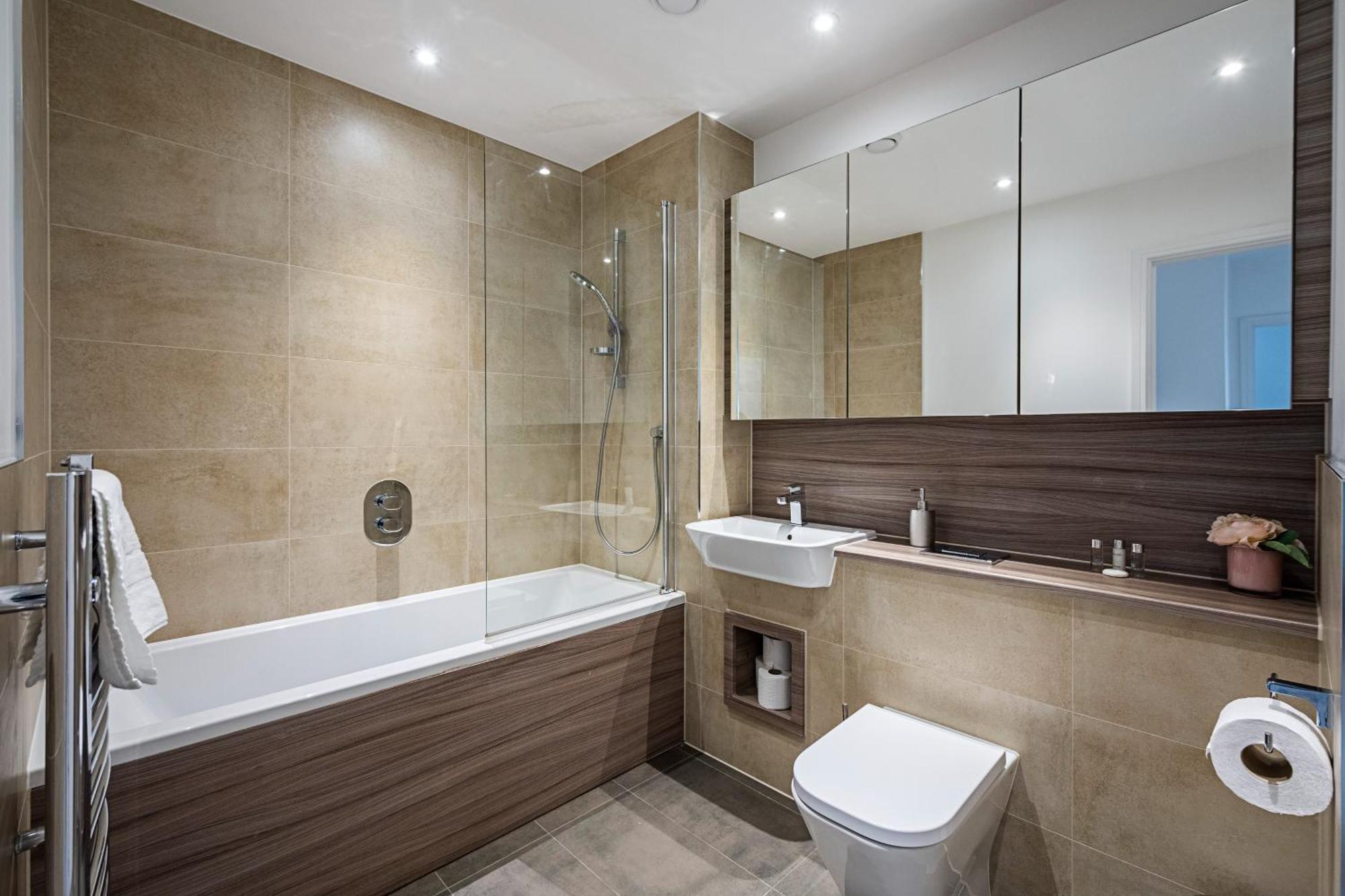 Chiswick Park 3 Bed 3 Bath West London - Parking Apartman Kültér fotó