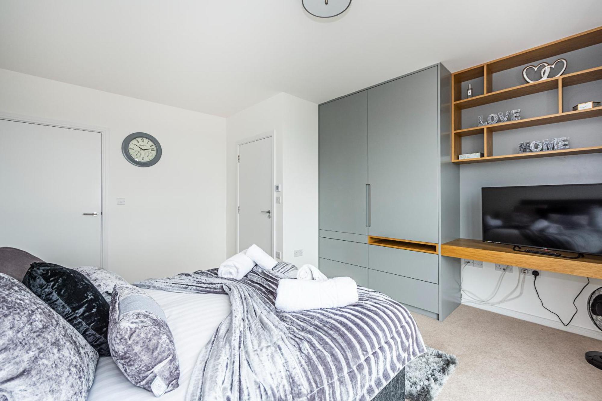 Chiswick Park 3 Bed 3 Bath West London - Parking Apartman Kültér fotó