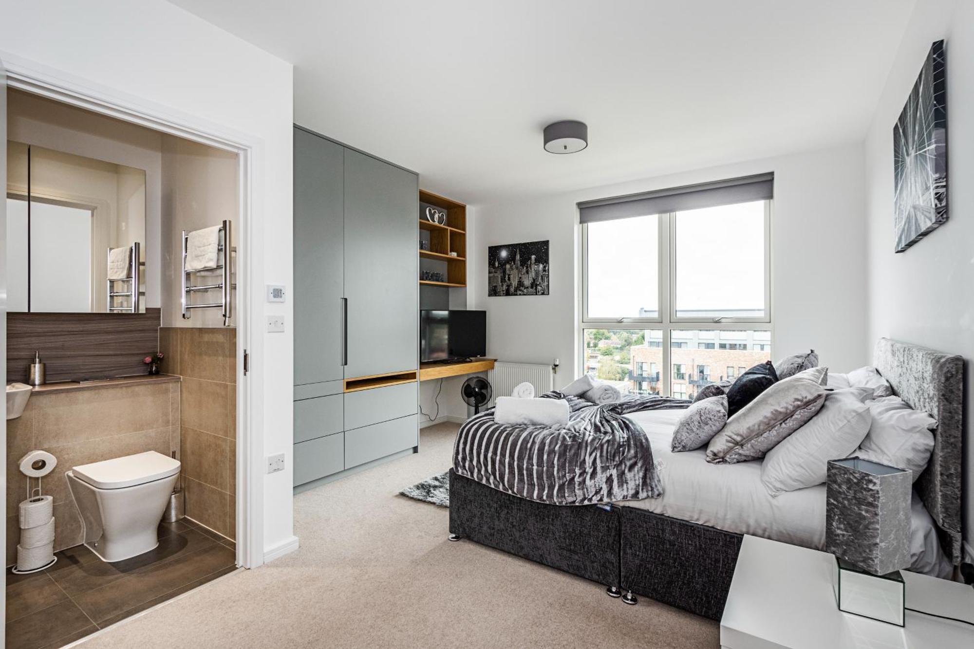 Chiswick Park 3 Bed 3 Bath West London - Parking Apartman Kültér fotó
