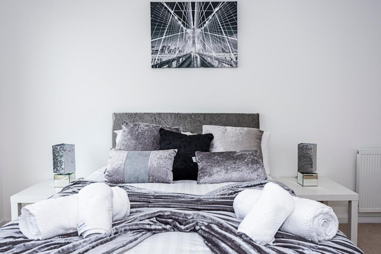 Chiswick Park 3 Bed 3 Bath West London - Parking Apartman Kültér fotó