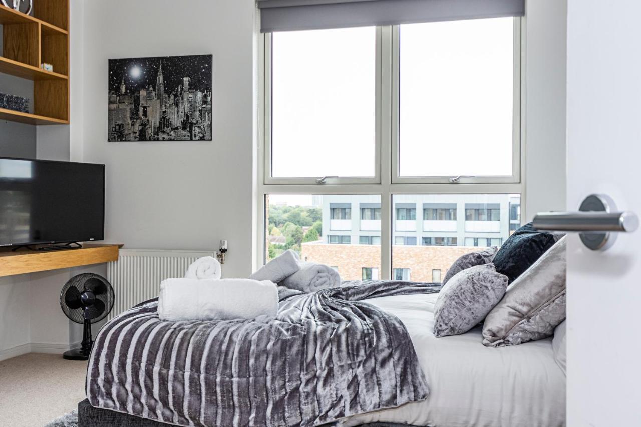 Chiswick Park 3 Bed 3 Bath West London - Parking Apartman Kültér fotó