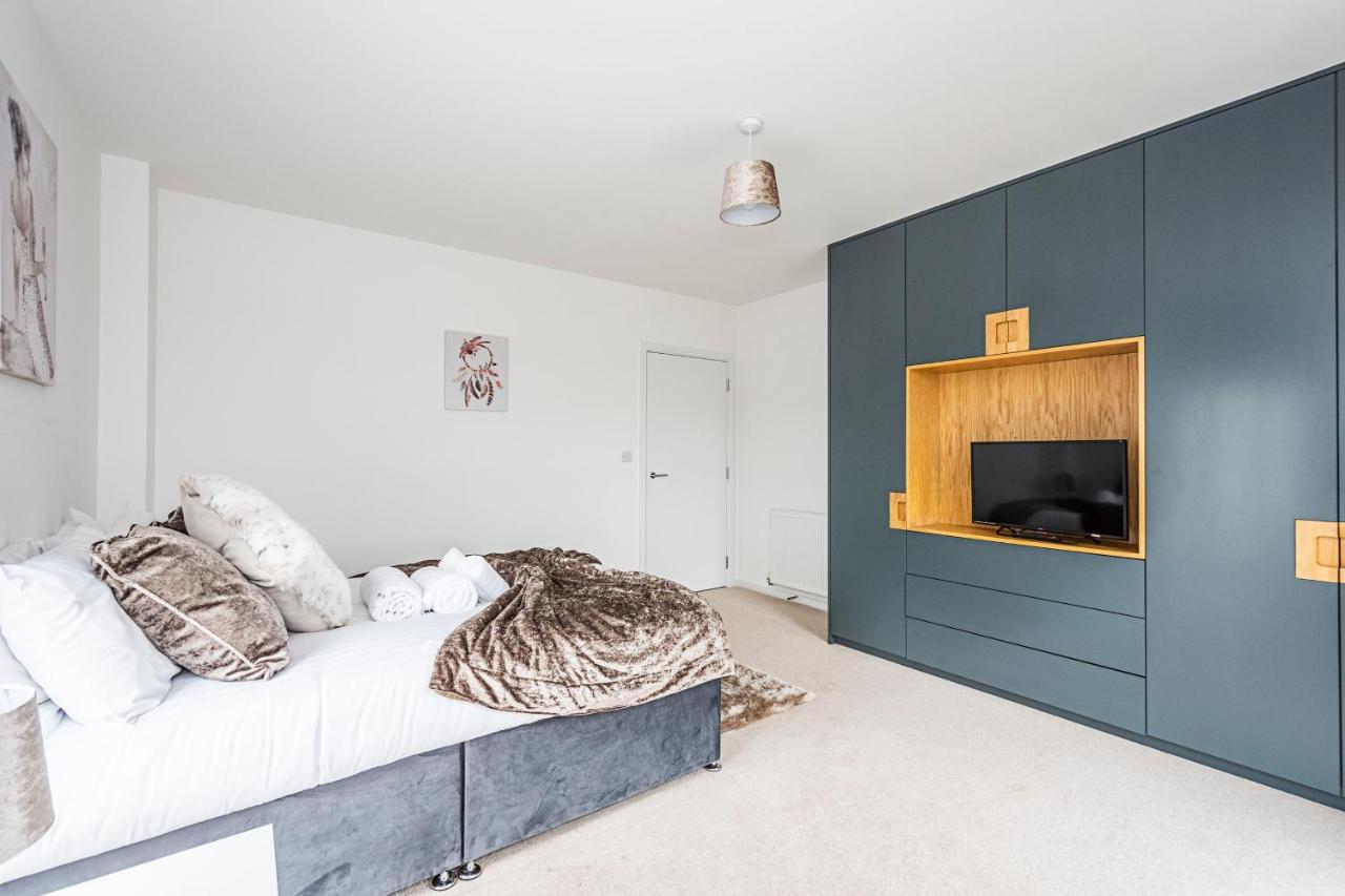 Chiswick Park 3 Bed 3 Bath West London - Parking Apartman Kültér fotó