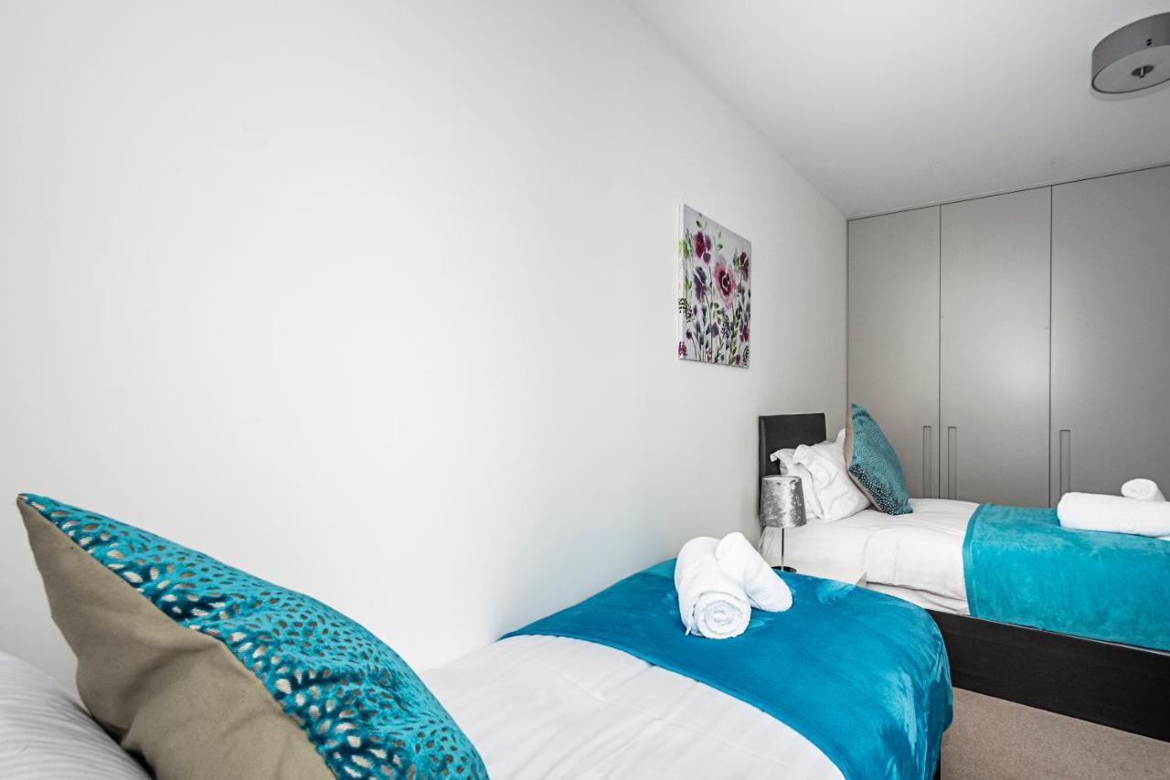Chiswick Park 3 Bed 3 Bath West London - Parking Apartman Kültér fotó