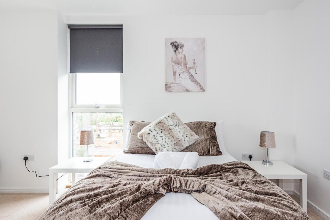 Chiswick Park 3 Bed 3 Bath West London - Parking Apartman Kültér fotó