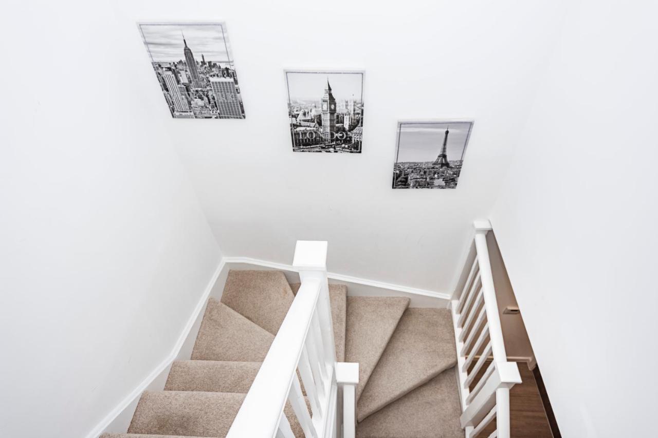 Chiswick Park 3 Bed 3 Bath West London - Parking Apartman Kültér fotó